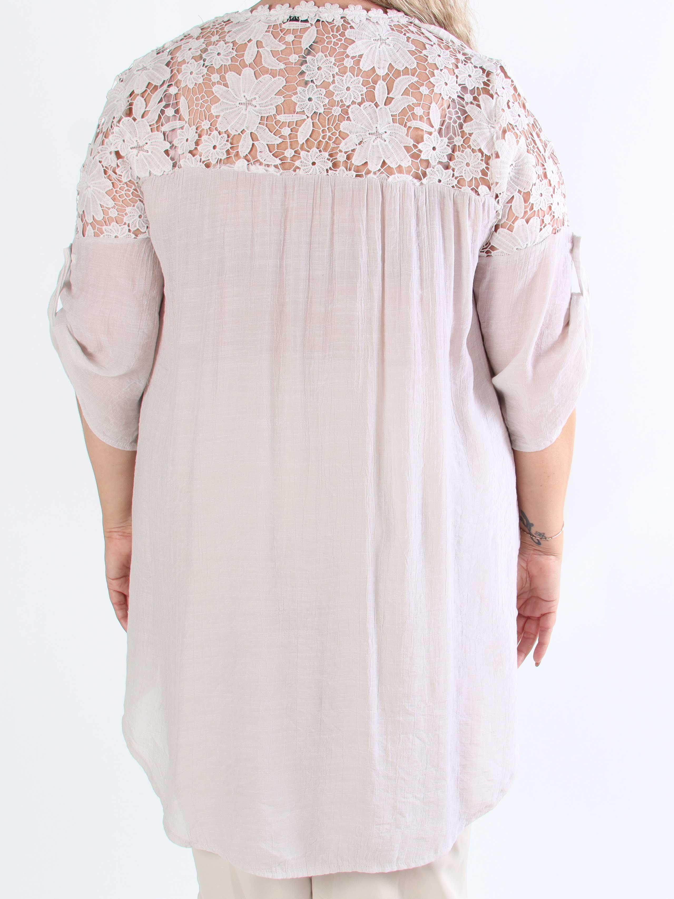 Rosalie - Sød feminin plus size tunika med broderet ryg